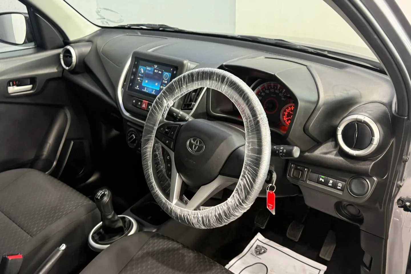 2025 Toyota Vitz 1.0 XR Manual, photo 22 of 28