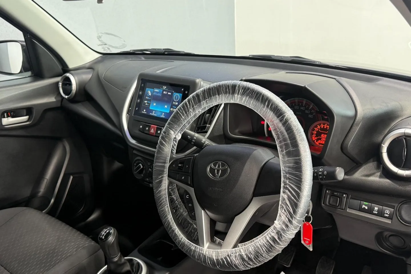 2025 Toyota Vitz 1.0 XR Manual, photo 23 of 28