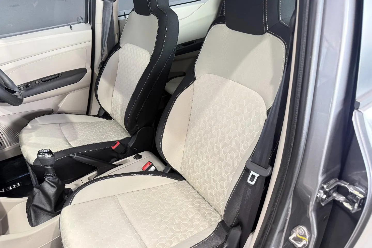 2026 Renault Triber 1.0 Techno, photo 20 of 25